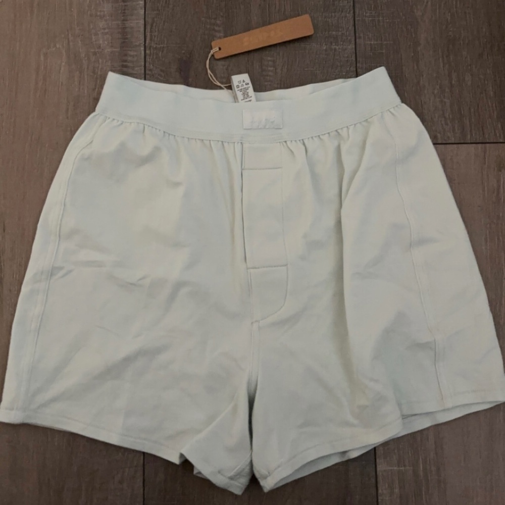 Skims loose fit boyfriend boxer shorts. XXS Frost